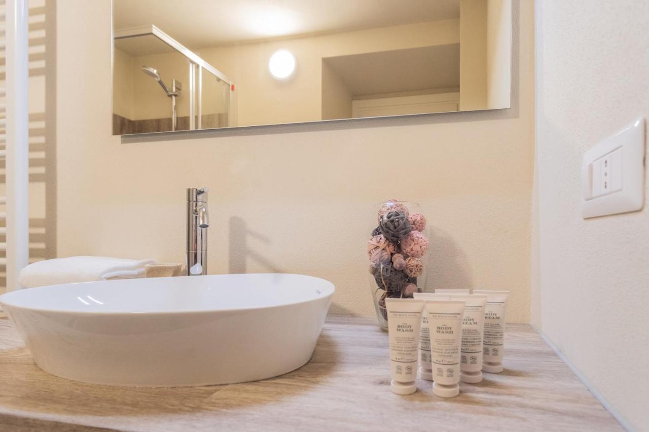 Romantic Escape City Centre With Jacuzzi & Parking By Rent All Комо Екстер'єр фото